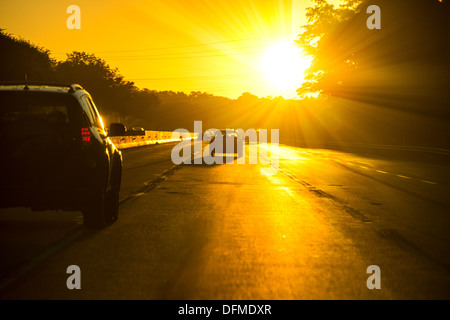 Les voitures avec bien sur l'autoroute pendant les heures de pointe Commute, Philadelphie, USA Banque D'Images