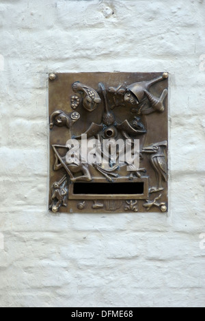 Mail box avec Hieronimus Bosch caractères dans Bruges, Belgique Banque D'Images