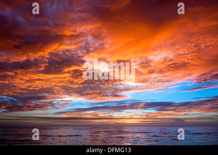 Une forte dynamique, coucher de soleil sur une mer calme au Mexique Banque D'Images