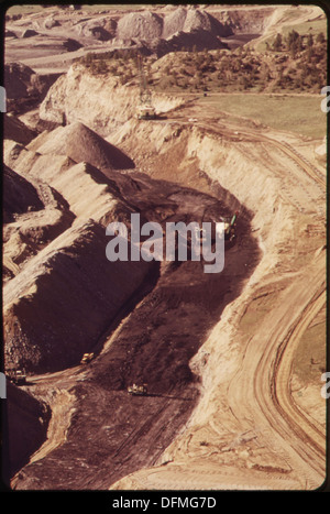 La mine à ciel ouvert de la Peabody Coal Company, située au sud de Colstrip, au Montana, fait partie des champs de charbon du bassin de Powder River, couvrant environ 25 000 milles carrés. Cette région est l'une des plus grandes régions productrices de charbon aux États-Unis Banque D'Images