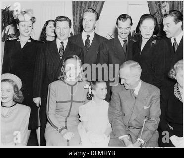 L'actrice Margaret O'Brien est photographiée entre le président Harry S. Truman et sa fille, Margaret Truman, à la Maison Blanche, capturant un moment d'une visite publique pendant la présidence de Truman. Banque D'Images