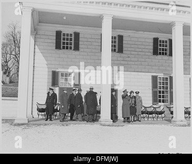 Cette photographie montre un groupe de dignitaires, dont le maréchal britannique Harold Alexander et son épouse, MRS Alexander, lors d'un événement public. L'image met en lumière des personnalités clés des milieux militaires et politiques britanniques pendant une période importante de l'histoire. Banque D'Images