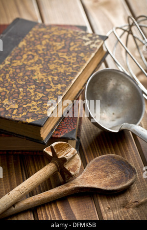 Livre de cuisine avec table en bois sur Banque D'Images