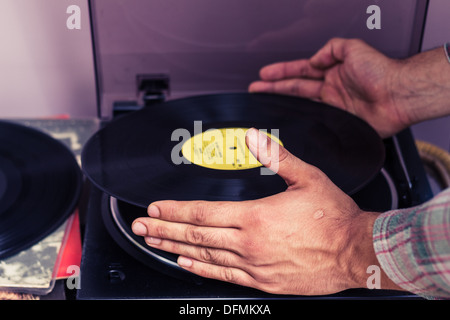 Placez les mains des hommes sur la plaque d'enregistrement Banque D'Images