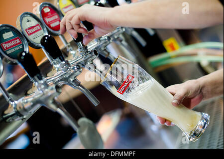 La concurrence britannique World Beer Awards, est Primator Weizenbier produites en brasserie Nachod. Bière Weizenbier Primator est vu à Hradec Kralove. Oct 7, 2013. La meilleure bière de blé dans le monde, selon la concurrence britannique World Beer Awards, est Primator Weizenbier produites en brasserie Nachod. Bière Weizenbier Primator est vu à Hradec Kralove, République tchèque, le 7 octobre 2013. © David/Tanecek CTK Photo/Alamy Live News Banque D'Images