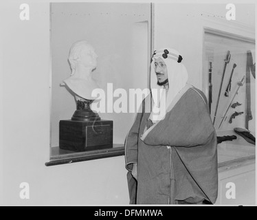 Photographie d'Amir le Prince Saud d'Arabie saoudite, de toute évidence, l'examen de pièces au cours d'une visite à George... 199524 Banque D'Images