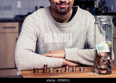 Jeune homme heureux de compter son argent Banque D'Images