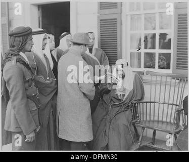 Photographie d'Amir le Prince Saud d'Arabie saoudite a parler dans un microphone sur le porche de George Washington's... 199525 Banque D'Images