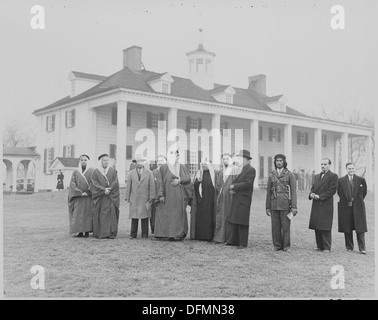 Photographie d'Amir le Prince Saud d'Arabie saoudite avec d'autres dignitaires, à l'extérieur de la maison de George Washington à... 199528 Banque D'Images