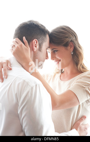 High key image d'une fin 20s/début 30s mâle et femelle couple et dans l'amour Banque D'Images