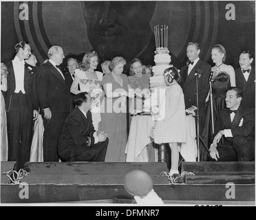 Photo de la Première Dame Bess Truman et Margaret Truman couper le gâteau au Roosevelt anniversaire ballon, que Margaret... 199253 Banque D'Images