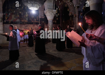 Les prêtres et frères franciscains de prendre part à une messe catholique romaine procession à la Chapelle de Sainte-Hélène à l'intérieur du Saint-sépulcre église dans le quartier chrétien de la vieille ville de Jérusalem Israël Banque D'Images