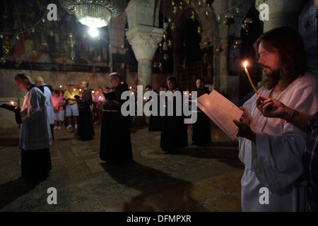 Les prêtres et frères franciscains de prendre part à une messe catholique romaine procession à la Chapelle de Sainte-Hélène à l'intérieur du Saint-sépulcre église dans le quartier chrétien de la vieille ville de Jérusalem Israël Banque D'Images