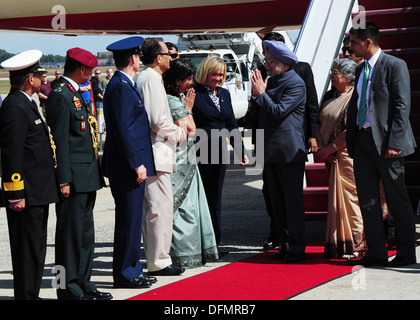 Premier Ministre de l'Inde, Dr Manmohan Singh accueille les particuliers après son arrivée à base commune, Md., le 26 septembre 2013. Le premier ministre est arrivé pour une visite de deux jours pour rencontrer le président Barack Obama et Première Dame Michelle Obama. Le premier ministre a été accom Banque D'Images