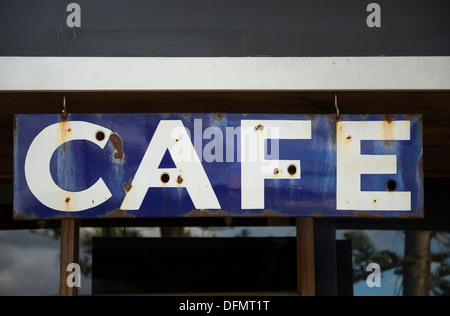 Old rusty cafe sign en france Banque D'Images