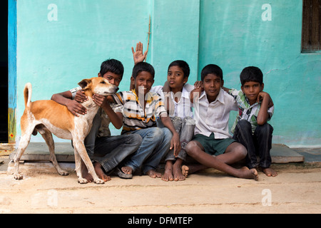 Village du sud de l'Inde rurale les garçons et un chien. L'Andhra Pradesh, Inde Banque D'Images