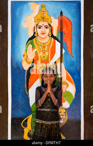 Indian Girl standing in front of mère Inde peinture / photo murale dans une école du village de l'Inde rurale. L'Andhra Pradesh, Inde Banque D'Images