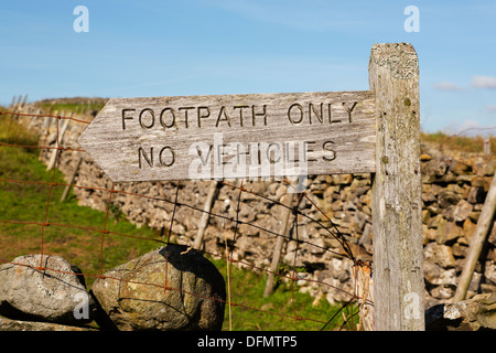 Panneau en bois sculpté, sur le sentier Pennine Way, 'uniquement, pas de véhicules'. Yorkshire Dales Banque D'Images