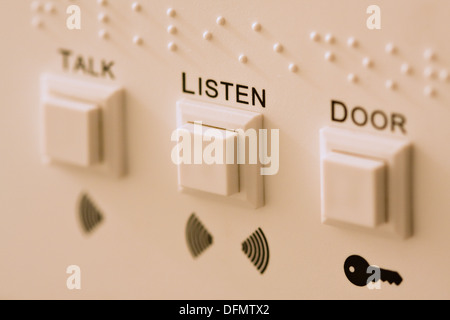 Interphone Appartement avec braille, texte et icône, selective focus sur le bouton "Écouter" Banque D'Images