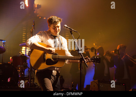 Mumford and Sons d'effectuer sur la pyramide la scène du festival de Glastonbury 2013. Banque D'Images