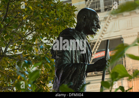 Statue de Mohandas Gandhi (1869-1948) éclairés la nuit à New York City's Union Square Park sculpté par Akalmash B. Patel Banque D'Images