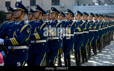 People's Liberation Army Air Force membres mars au cours d'un cérémonie de bienvenue en l'honneur du chef d'état-major de la Force aérienne Le Général Mark A. Welsh III, organisée par le général commandant PLAAF Ma Xiaotian à Beijing, Chine, 25 septembre 2013. Le gallois, le long avec le général Herbert 'Hawk' Location Banque D'Images