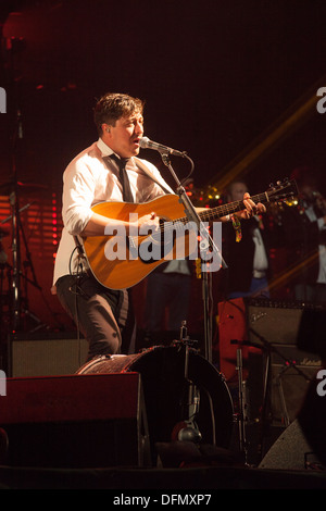 Mumford and Sons d'effectuer sur la pyramide la scène du festival de Glastonbury 2013. Banque D'Images