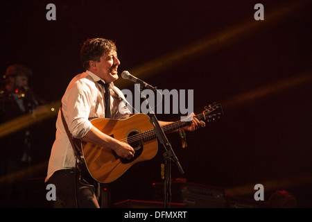 Mumford and Sons d'effectuer sur la pyramide la scène du festival de Glastonbury 2013. Banque D'Images