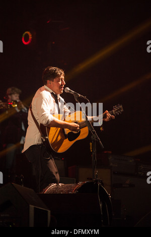 Mumford and Sons d'effectuer sur la pyramide la scène du festival de Glastonbury 2013. Banque D'Images