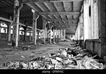 Intérieur de l'usine abandonnée en noir et blanc Banque D'Images