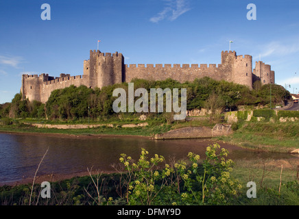 Randonnée à vélo dans la région de Pembrokeshire, pays de l'ouest du pays de Galles, Royaume-Uni, montrant le château de Pembroke Banque D'Images