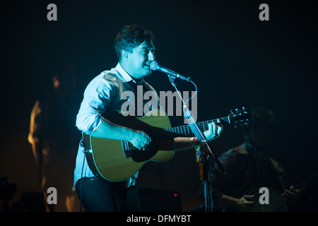 Mumford and Sons d'effectuer sur la pyramide la scène du festival de Glastonbury 2013. Banque D'Images