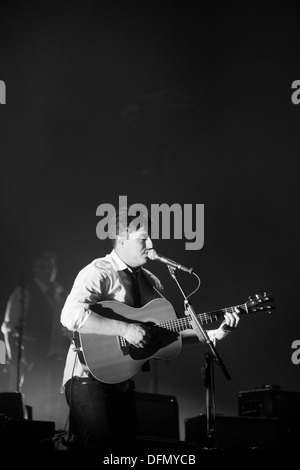 Mumford and Sons d'effectuer sur la pyramide la scène du festival de Glastonbury 2013. Banque D'Images