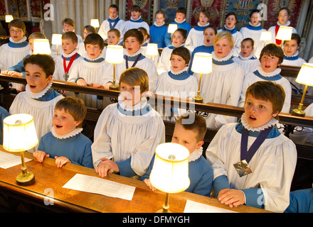 Wells Cathedral School choristes dans le coeur de la cathédrale de Wells, puits, UK Banque D'Images