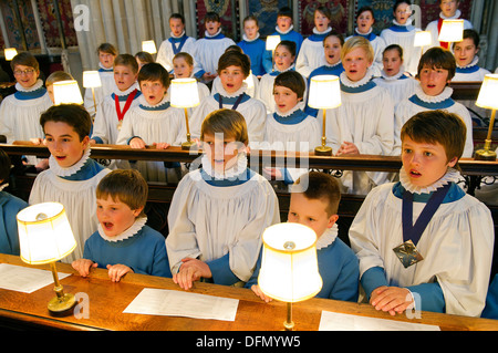 Wells Cathedral School choristes dans le coeur de la cathédrale de Wells, puits, UK Banque D'Images