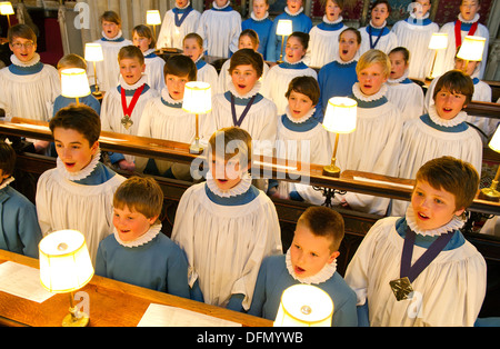 Wells Cathedral School choristes dans le coeur de la cathédrale de Wells, puits, UK Banque D'Images