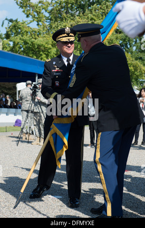 Le commandant des forces américaines en Corée le général Curtis M. Scaparrotti retourne le drapeau de commande après le soulagement général James D. Thurman de commandement pendant un changement de commandement cérémonie pour le Commandement des Nations Unies, du Commandement des Forces, et les forces des États-Unis en Corée Banque D'Images