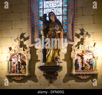 Intérieur de l'église Sainte Marie Madeleine à Rennes le Château, Aude, Languedoc, France. Banque D'Images