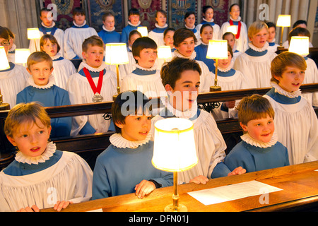 Wells Cathedral School choristes dans le coeur de la cathédrale de Wells, puits, UK Banque D'Images