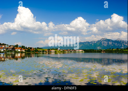 Vue panoramique sur le paysage rural en Bavière avec les alpes et le lac Hopfensee Banque D'Images