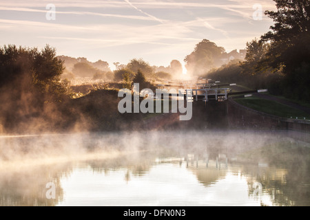 Tôt le matin de brume à Caen Hill Locks sur le Kennet and Avon Canal à Devizes, Wiltshire. Banque D'Images