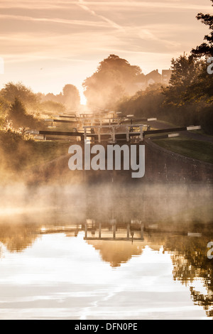 Tôt le matin de brume à Caen Hill Locks sur le Kennet and Avon Canal à Devizes, Wiltshire. Banque D'Images