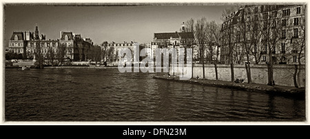 Vue vers l'Hôtel de Ville de Paris et l'extrémité ouest de l'île St Louis de l'autre côté de la rivière Seine Banque D'Images