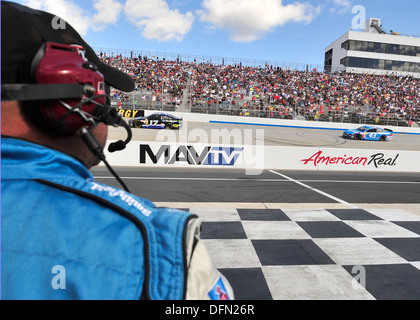 Une fosse-membre de l'équipage regarde Aric Almirola, conducteur de la no 43 Smithfield/U.S. Air Force Ford, entraînée vers le bas l'avant s'étendent dans le premier virage au cours de l'AAA 400 29 septembre, 2013, au circuit automobile international de Dover à Dover, Delaware Almirola a commencé la course de t Banque D'Images