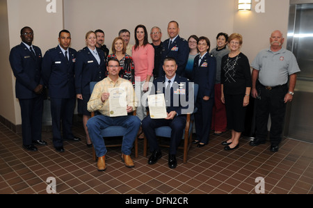 ALTUS AIR FORCE BASE, en Oklahoma - Le colonel de l'US Air Force de loi Spangenthal, 97e Escadre, la mobilité de l'air David Webb, Ville d'Altus Banque D'Images