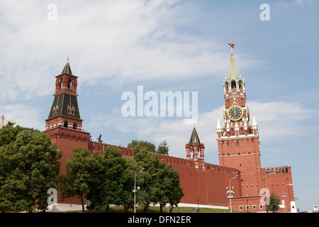 La Tour du Sauveur (Spasskaya), la Tour de Tzar (Tsarskaya) et la Tour de la cloche d'alarme (Nabatnaya), la place Rouge, le Kremlin, Moscou Banque D'Images