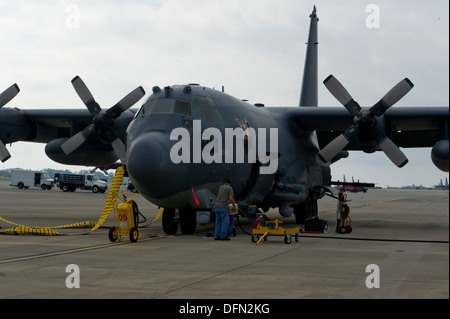 Un U.S. Air Force AC-130U Spooky gunship se prépare pour le départ de Hurlburt Field, en Floride, le 3 octobre 2013. Hurlburt Field avions sont relocalisés en préparation pour l'arrivée possible de développer la tempête tropicale Karen. Banque D'Images