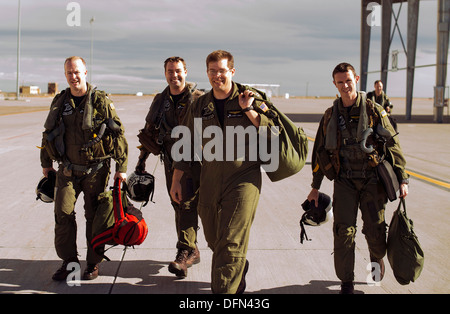 La Marine américaine EA-18G Growler pilotes d'escadrons d'attaque électronique VAQ-137 et VAQ-136 à la sortie de piste à l'Air Accueil La Montagne Banque D'Images