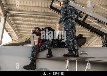 L'aviateur de la Marine américaine Robert Williams, Electronic Attack Squadron VAQ-137 "Les Tours" à partir de la Naval Air Station Whidbey Island, Washington, effectue des vérifications après-vol sur un EA-18G Growler à Mountain Home Air Force Base, Texas, 30 septembre 2013. Les Freux rejoint ses collègues Banque D'Images