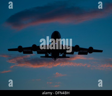 Un KC-135 Stratotanker vole dans le ciel au coucher du soleil comme il se prépare à atterrir à un centre de transit de Manas, au Kirghizistan, le 30 septembre 2013. D'après Boeing, KC-135 de ravitaillement en vol a fait 813 000 sorties de combat au cours de la Vietnam conflit. Dans le golfe Persique Wa Banque D'Images